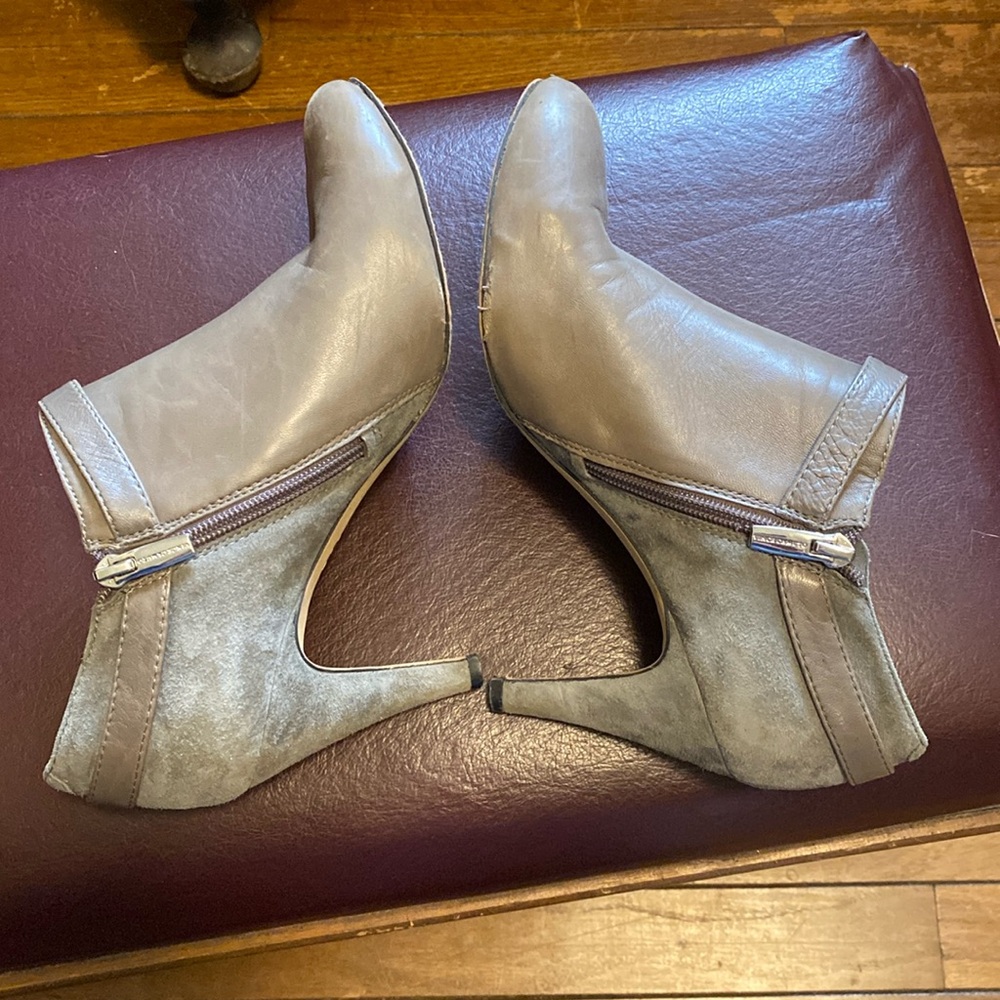 COPY - Vince Camuta leather/suede 3.5 in high heal ankle boot. Size 8.5